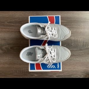 Women’s Size 7 New Balance Sneakers worn once!